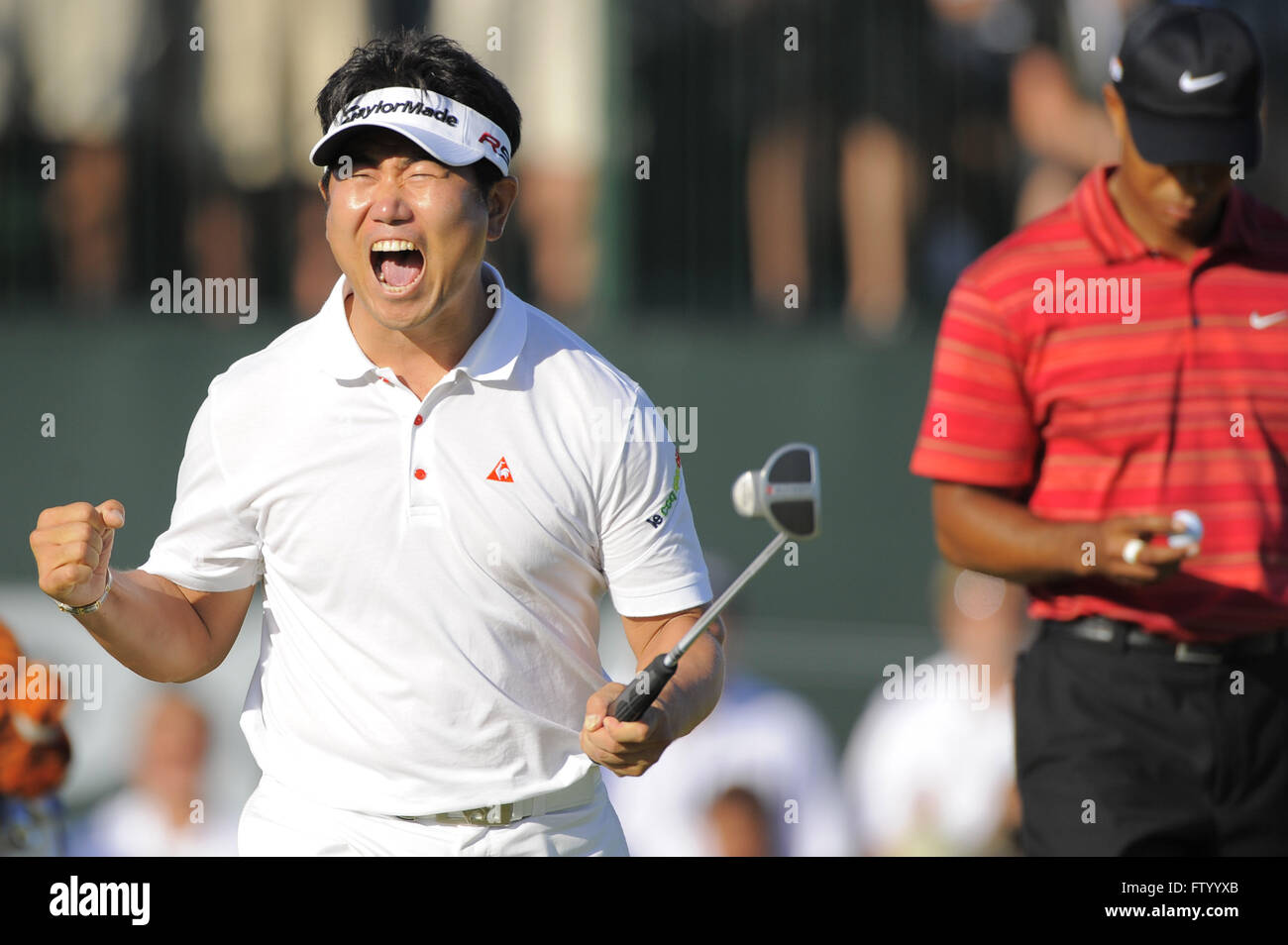 Chaska, MN, UNITED STATES. 16th Aug, 2009. Y.E. Yang of Korea, left, celebrates after making a birdie putt on the 18th green to win the 2009 PGA Championship as Tiger Woods (USA), right, looks down at his ball at Hazeltine National Golf Club on Aug 16, 2009 in Chaska, MN.ZUMA Press/Scott A. Miller © Scott A. Miller/ZUMA Wire/Alamy Live News Stock Photo
