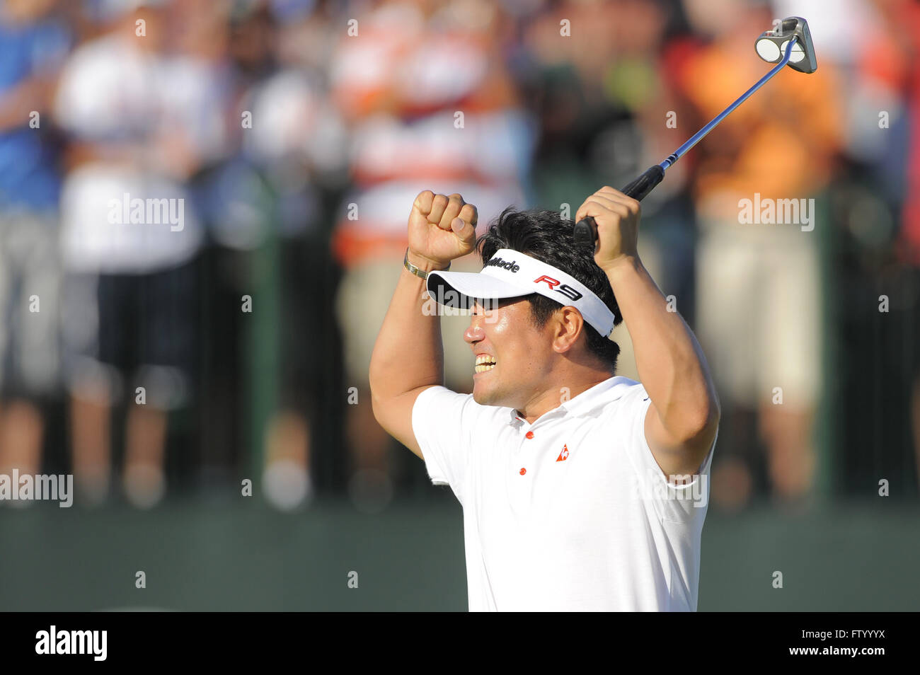 Chaska, MN, UNITED STATES. 16th Aug, 2009. Y.E. Yang of Korea, left, celebrates after making a birdie putt on the 18th green to win the 2009 PGA Championship as Tiger Woods (USA), right, looks down at his ball at Hazeltine National Golf Club on Aug 16, 2009 in Chaska, MN.ZUMA Press/Scott A. Miller © Scott A. Miller/ZUMA Wire/Alamy Live News Stock Photo