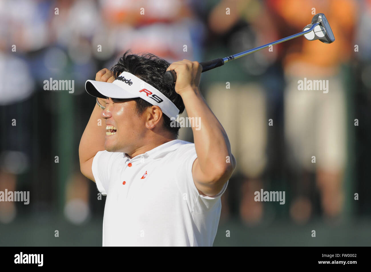Chaska, MN, UNITED STATES. 16th Aug, 2009. Y.E. Yang of Korea, left, celebrates after making a birdie putt on the 18th green to win the 2009 PGA Championship as Tiger Woods (USA), right, looks down at his ball at Hazeltine National Golf Club on Aug 16, 2009 in Chaska, MN.ZUMA Press/Scott A. Miller © Scott A. Miller/ZUMA Wire/Alamy Live News Stock Photo