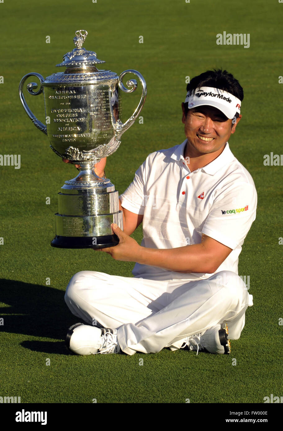 August 16, 2009 - Chaska, MN, UNITED STATES - Y.E. Yang of Korea holds the Wanamaker Trophy after winning the 2009 PGA Championship at Hazeltine National Golf Club on Aug 16, 2009 in Chaska, MN...ZUMA Press/Scott A. Miller (Credit Image: © Scott A. Miller via ZUMA Wire) Stock Photo