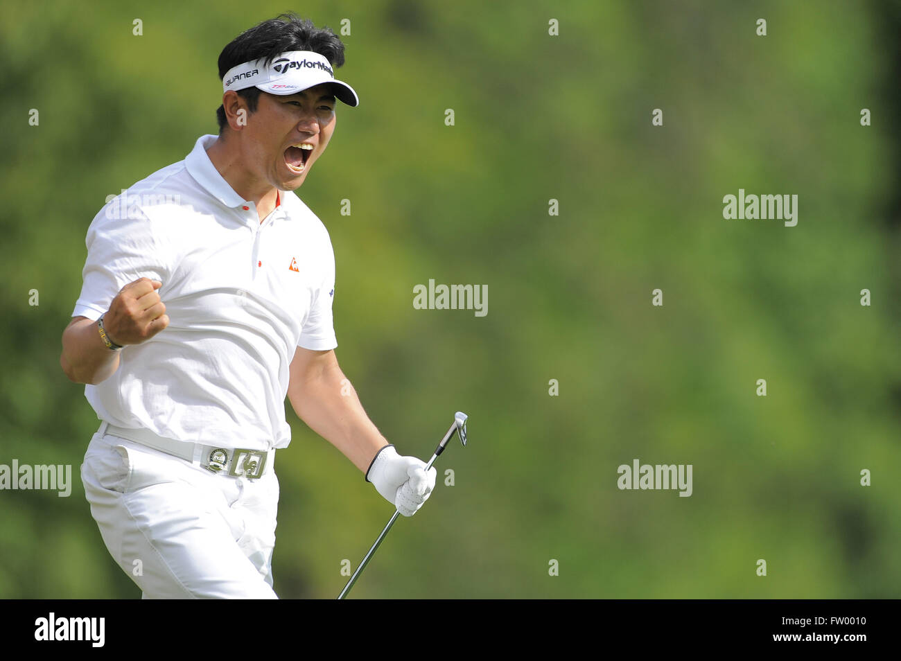 August 16, 2009 - Chaska, MN, UNITED STATES - Y.E. Yang of Korea, left, celebrates after making a birdie putt on the 18th green to win the 2009 PGA Championship as Tiger Woods (USA), right, looks down at his ball at Hazeltine National Golf Club on Aug 16, 2009 in Chaska, MN...ZUMA Press/Scott A. Miller (Credit Image: © Scott A. Miller via ZUMA Wire) Stock Photo