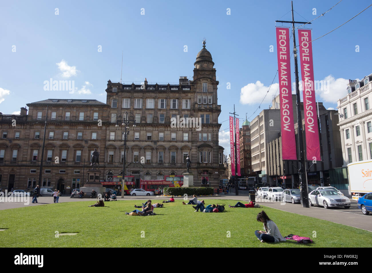 Glasgow, Scotland, UK - 31 March 2016: UK weather: enjoying spring sunshine in George Square, Glasgow Credit:  Kay Roxby/Alamy Live News Stock Photo