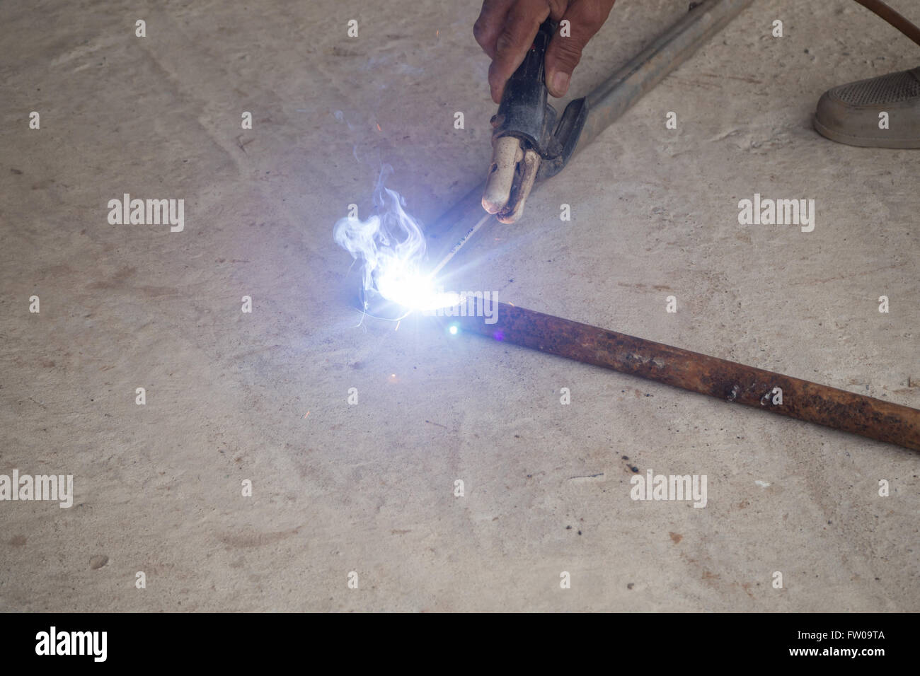 Welding gun hires stock photography and images Alamy