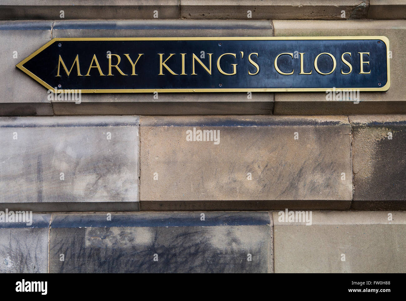 A direction sign pointing towards Mary Kings Close on the Royal Mile in Edinburgh, Scotland.  It is the location of the Real Mar Stock Photo