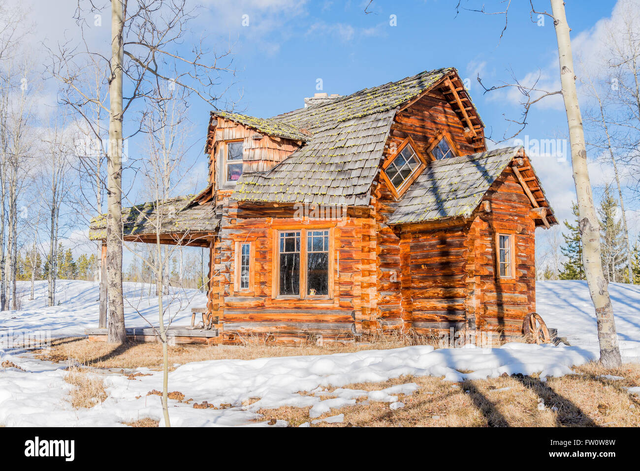 Funky log cabin, winter, 83 Mile House, Cariboo Region, British Columbia, Canada Stock Photo