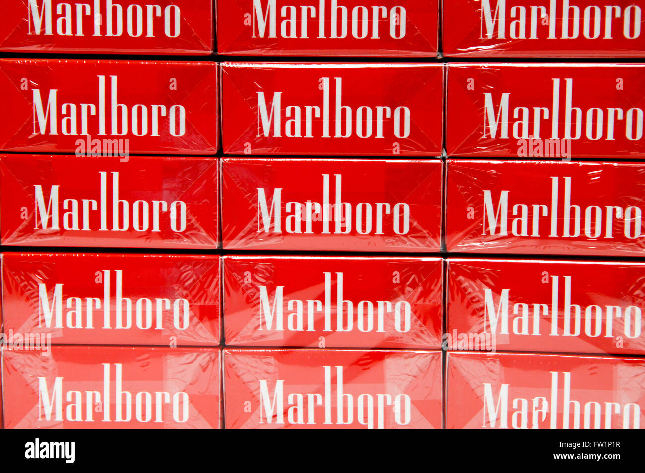 Marlboro Cigarettes High Resolution Stock Photography and Images Alamy
