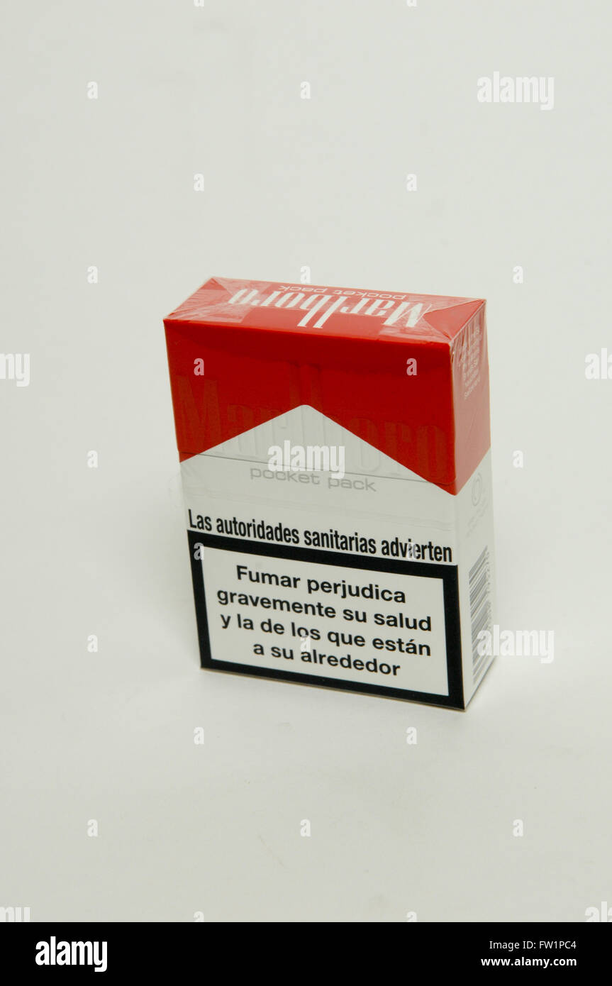 Marlboro Red Cigarette Packet Stock Photo Alamy