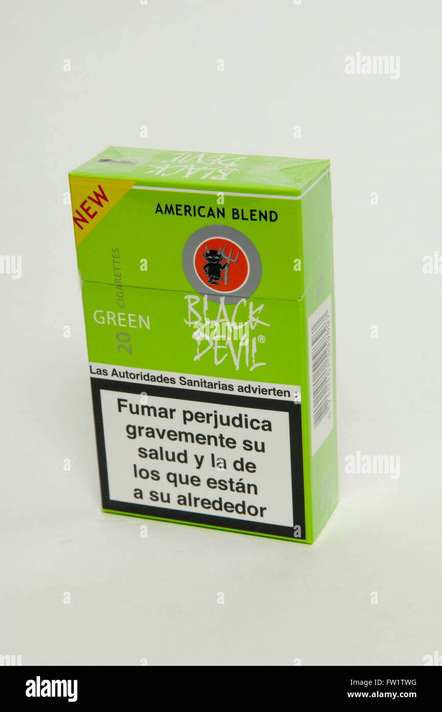 green and black cigarette box Marlboro 100s Cigarettes The vibrant green lacquer lid is set against a matte black base HHB Eclipse Shiny Green &