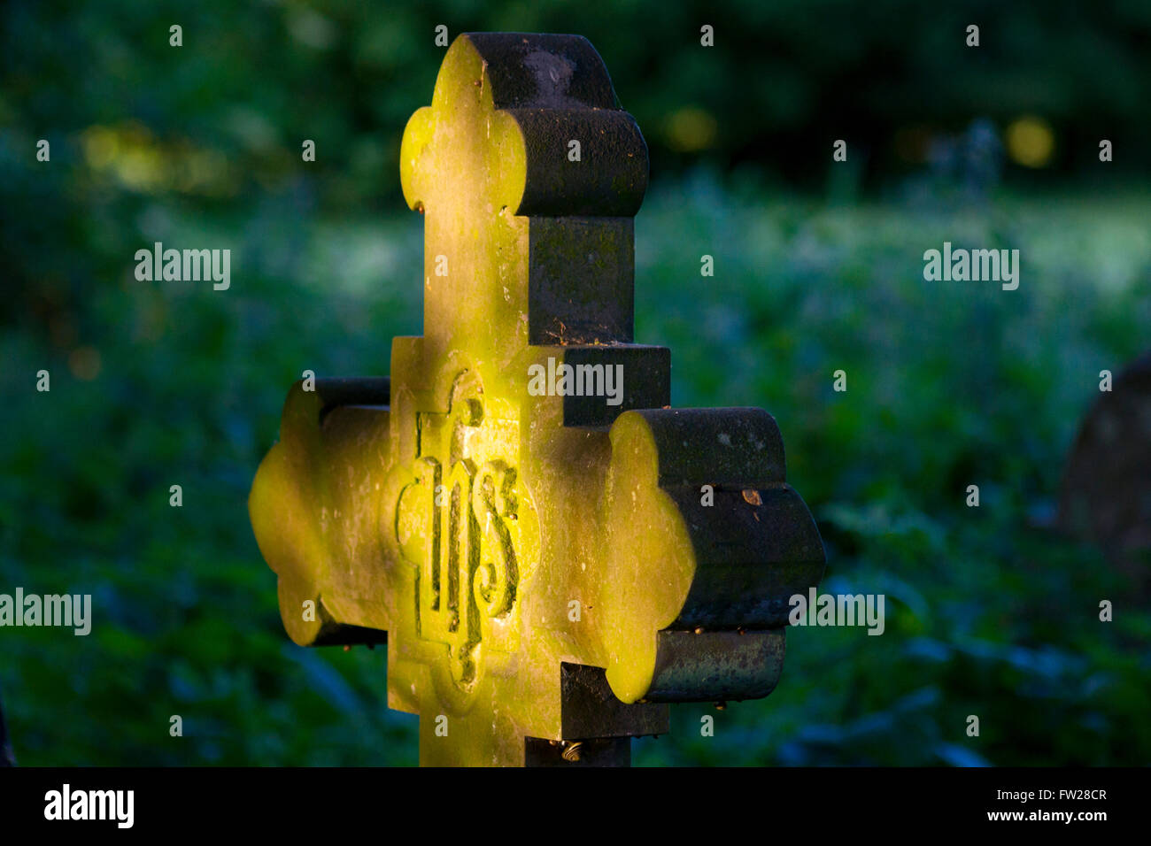 Gravestone cross Stock Photo - Alamy