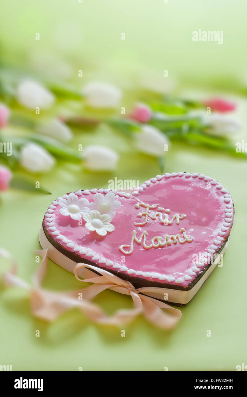 Pink cake with lettering that says Für Mami, For Mom on Mother's Day Stock Photo