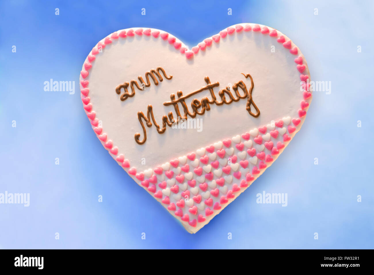 Cake with lettering that says Zum Muttertag, For Mother's Day Stock Photo