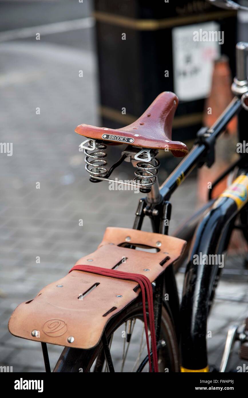 Brooks saddle leather bike trendy rack velo Stock Photo - Alamy