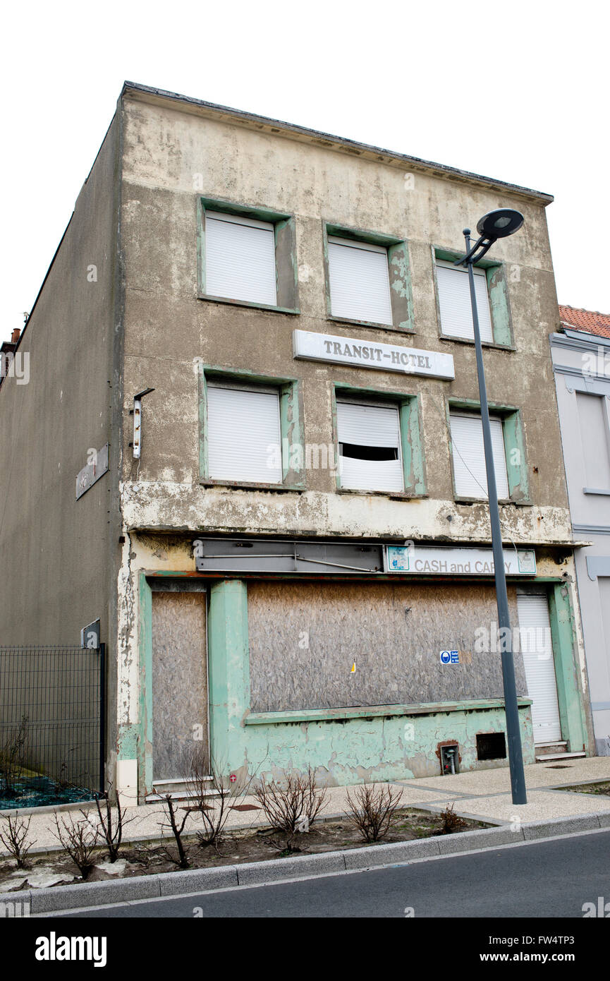 In a depressed area near the Port of Calais a boarded up Transit-hotel Stock Photo