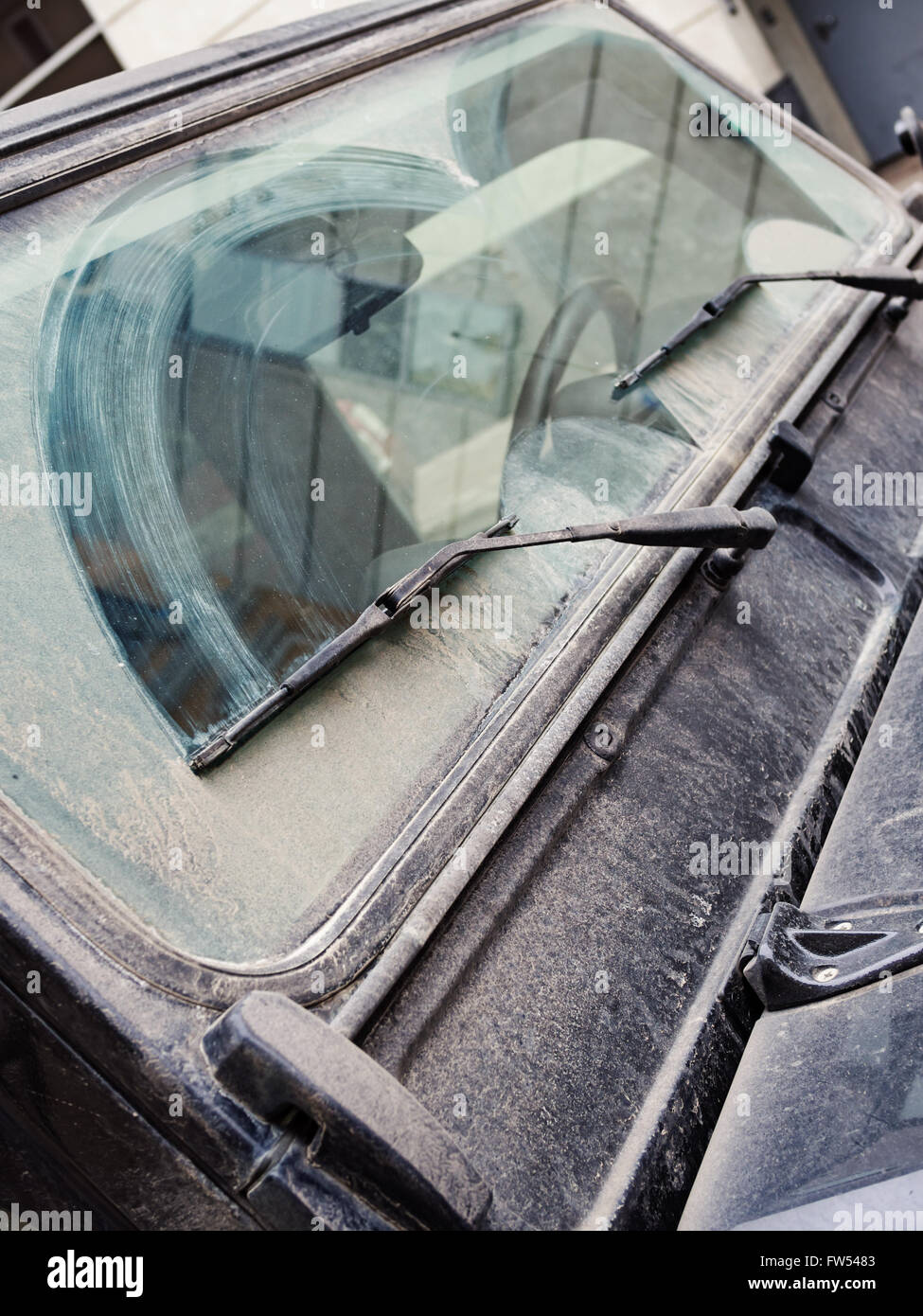 Dirty windshield of the SUV Stock Photo - Alamy