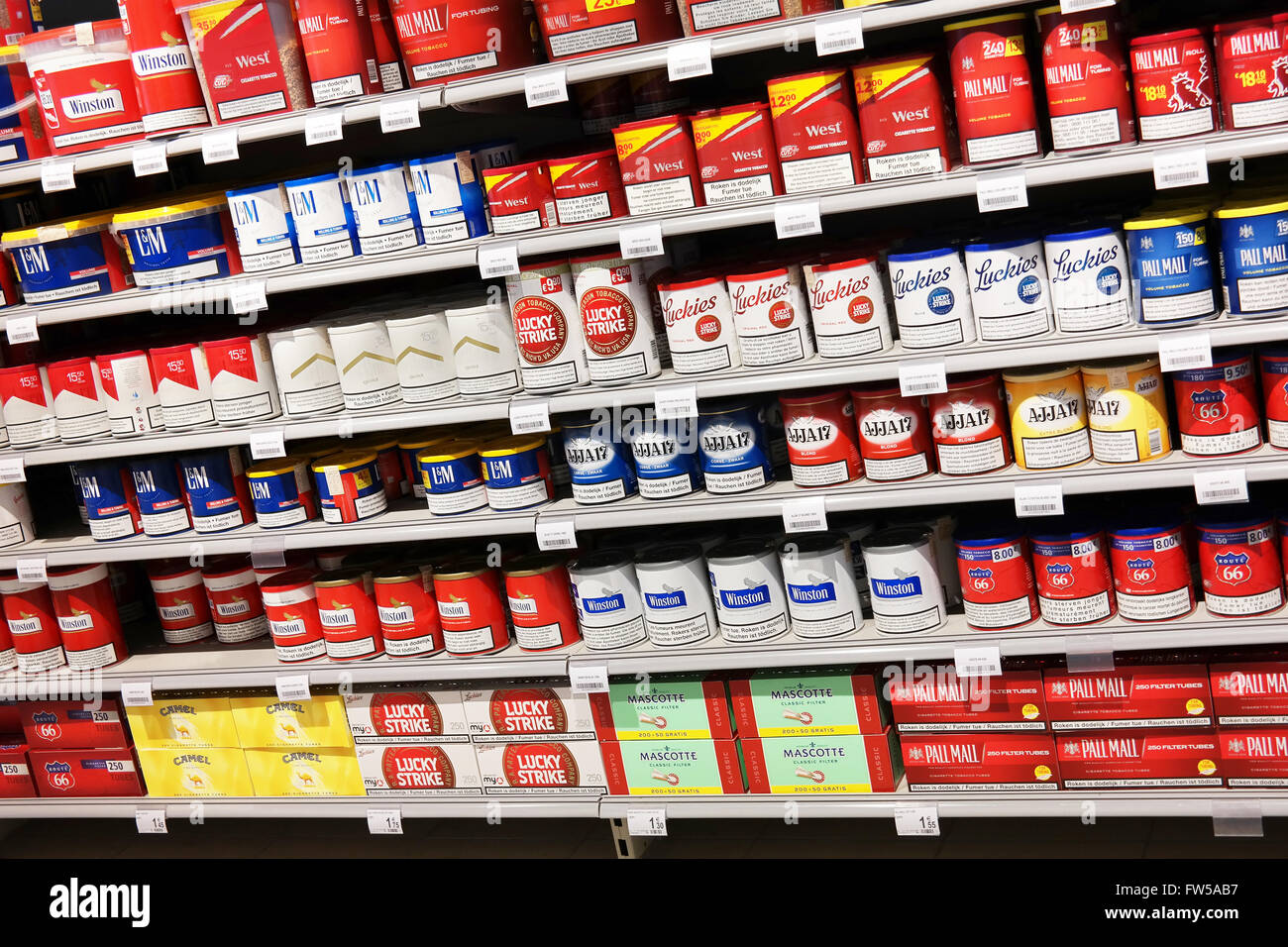 Cigarette store hi-res stock photography and images - Alamy