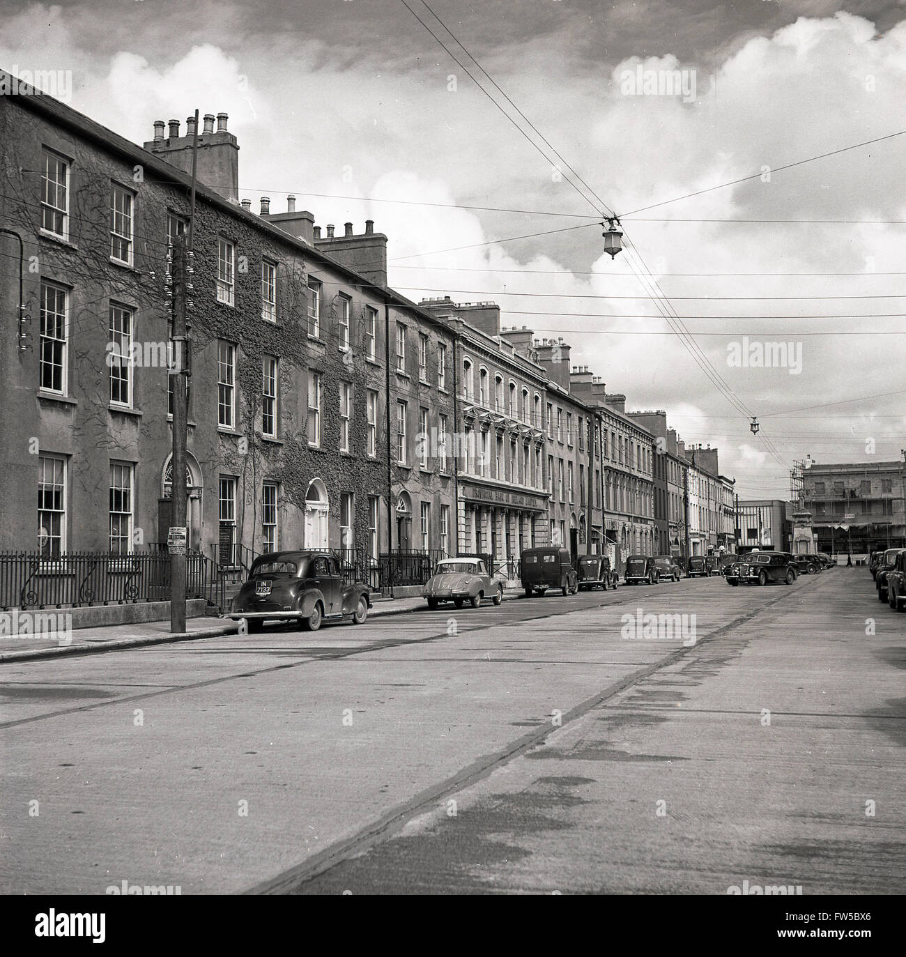 1950s, historical view of Fitzwilliam street, Dublin, Ireland, at the time the longest street of Georgian terraced properties in the city, before 16 were demolished in 1965 to make way for the 'modern' new headquarters of the Irish ESB. Stock Photo