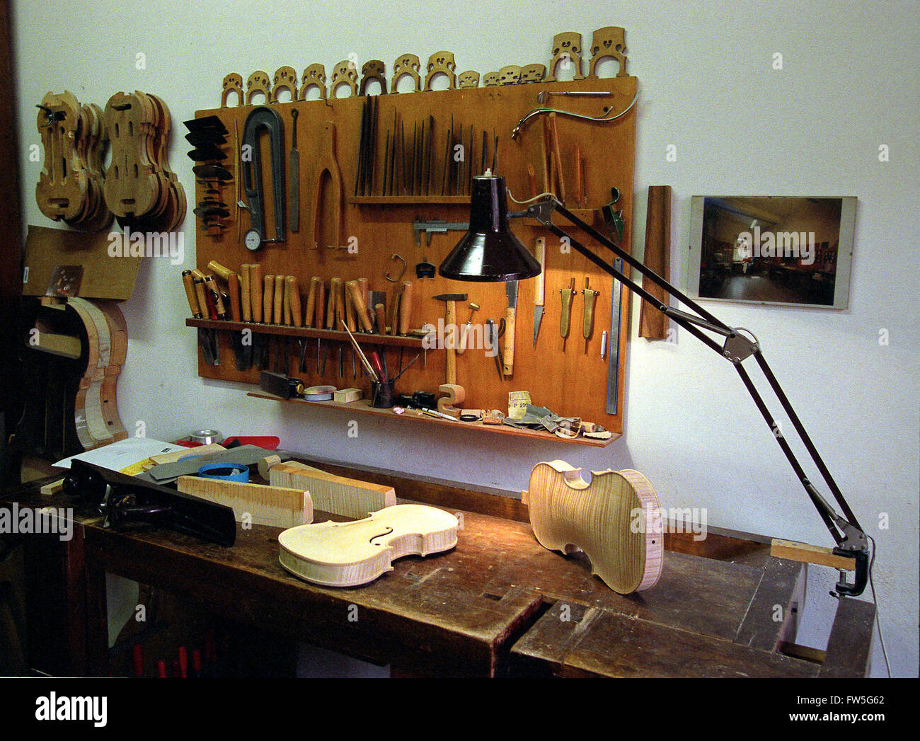 Violin maker 's workshop - display of tools with violins at the workshop of  Gaspar Borchardt and Sibylle Fehr, Cremona, Italy Stock Photo - Alamy