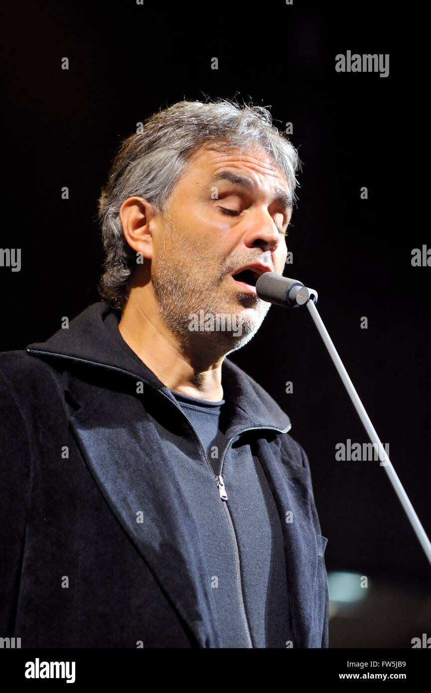 Andrea Bocelli, blind Italian tenor, soloist, celebrity, recording superstar, rehearsing with orchestra and microphone in the O2 Arena, Millenium Dome, North Greenwich, London. Born 22 September 1958, on family farm at Lajatico near Pisa, Italy Stock Photo