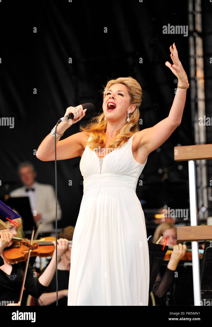Claire Sweeney singing at an open air concert with the Philharmonia and conductor Carl Davis at Dunsfold Aerodrome. (Born 17 Stock Photo