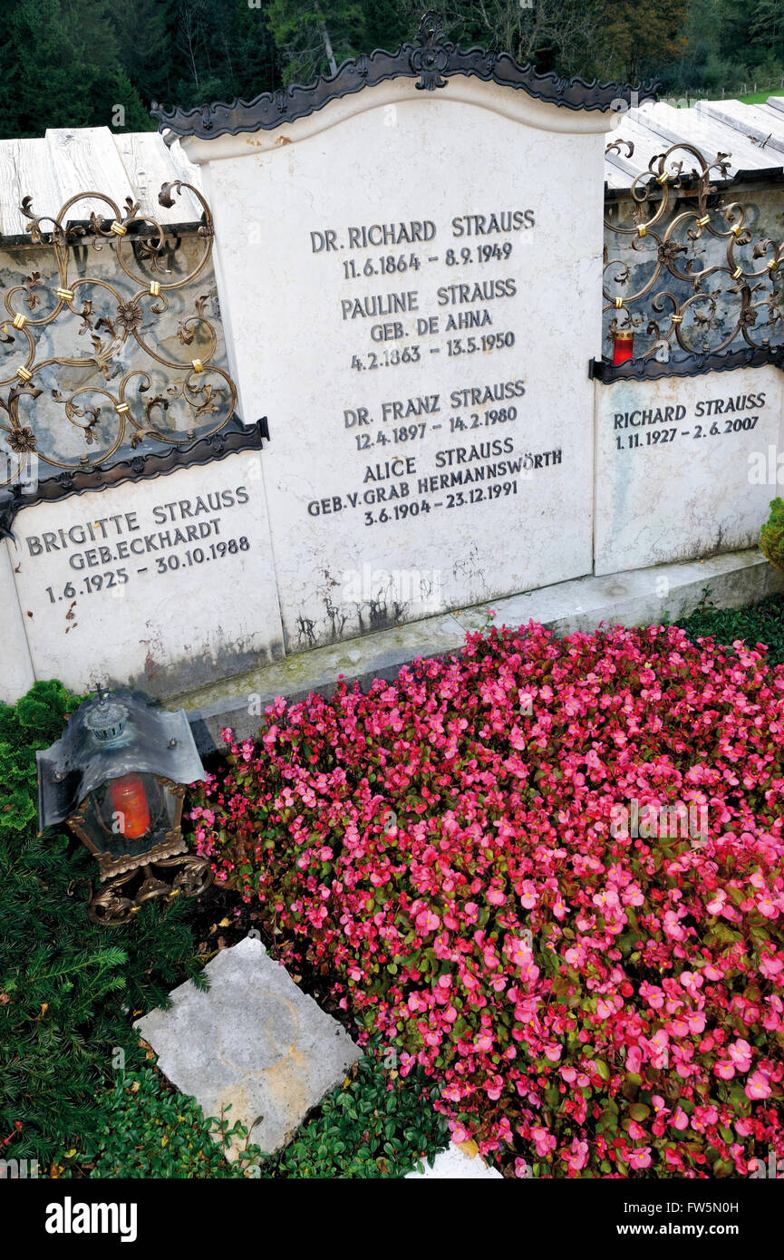 Grave on the northern edge of Garmisch (Garmisch-Partenkirchen), Bavaria, of German 20th century opera and symphonic composer Richard Strauss, his wife Pauline, and family. Note the grave of his daughter-in-law Alice, whom Strauss repeatedly saved from the Nazis between 1938 and 1944. Strauss' villa (1908-48) is nearby. Stock Photo