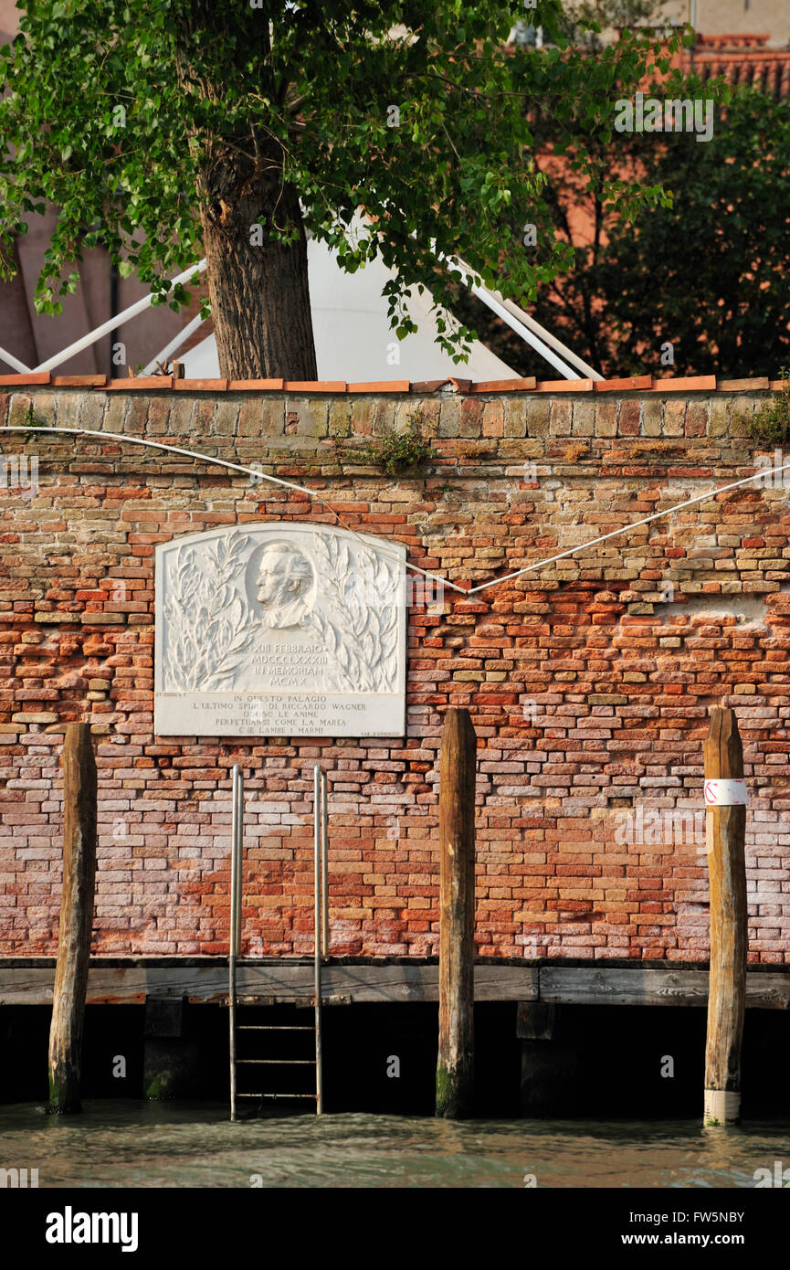 Wagner death plaque: plaque with portrait of German opera composer Richard Wagner, on the canal wall of the Venice Casino, Ca' Vendramin Calergi, on the Grand Canal, Canareggio district, Venice, where German opera composer Richard Wagner died, 13 February 1883. Stock Photo