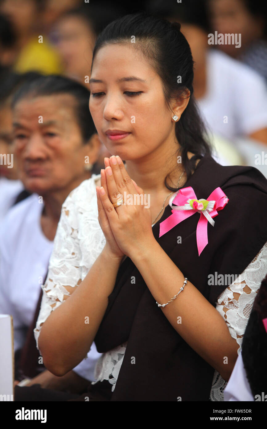 Praying woman at Bigboon pilgrims' procession, day of meditation of the Dhammakaya Foundation, Dawei, Tanintharyi Region Stock Photo