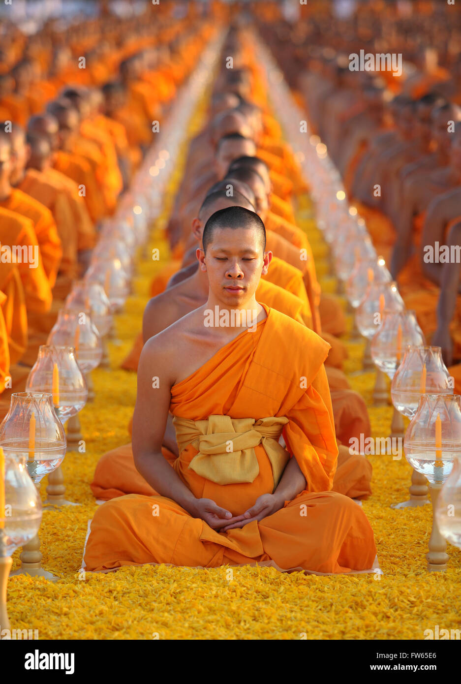 Row Of Stucco Monks In Temple Monks Sitting In A Row Meditating Wat Phra Dhammakaya