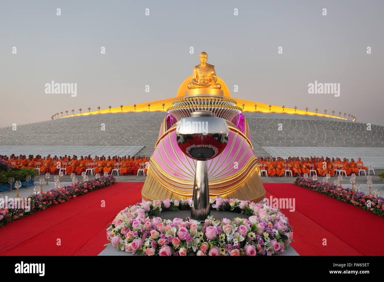Wat Phra Dhammakaya temple, Golden statue of Phra Mongkol Thepmuni in front of the Chedi Mahadhammakaya Cetiya Stock Photo