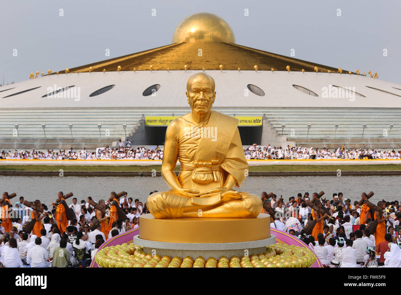 Golden statue of Phramonkolthepmuni, Luang Pu Watpaknam, Wat Phra Dhammakaya Temple, Khlong Luang District, Pathum Thani Stock Photo