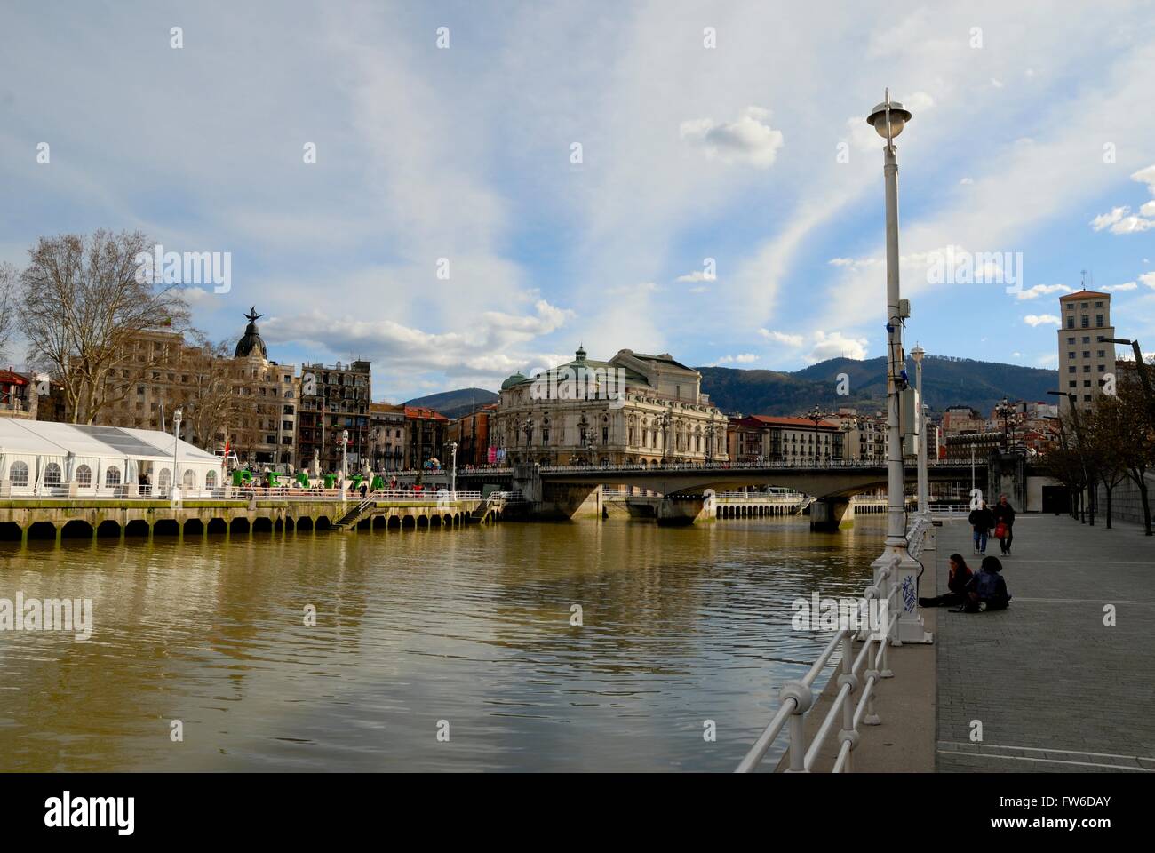 Foto tomada de la ria de Bilbao, donde se puede observar el Teatro Arriaga Stock Photo