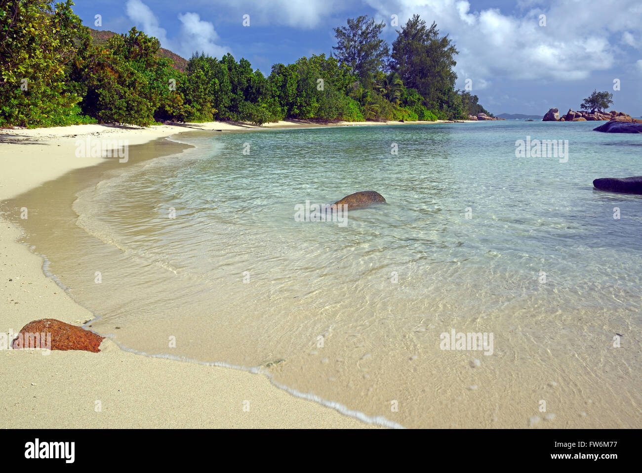 Strand und Granitfelsen am Anse Possession, Insel Praslin, Seychellen Stock Photo
