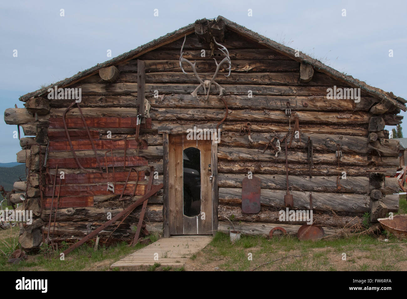 Miners cabin in Chicken Alaska, built of logs and decorated with elk antlers and other mining artifacts. Stock Photo