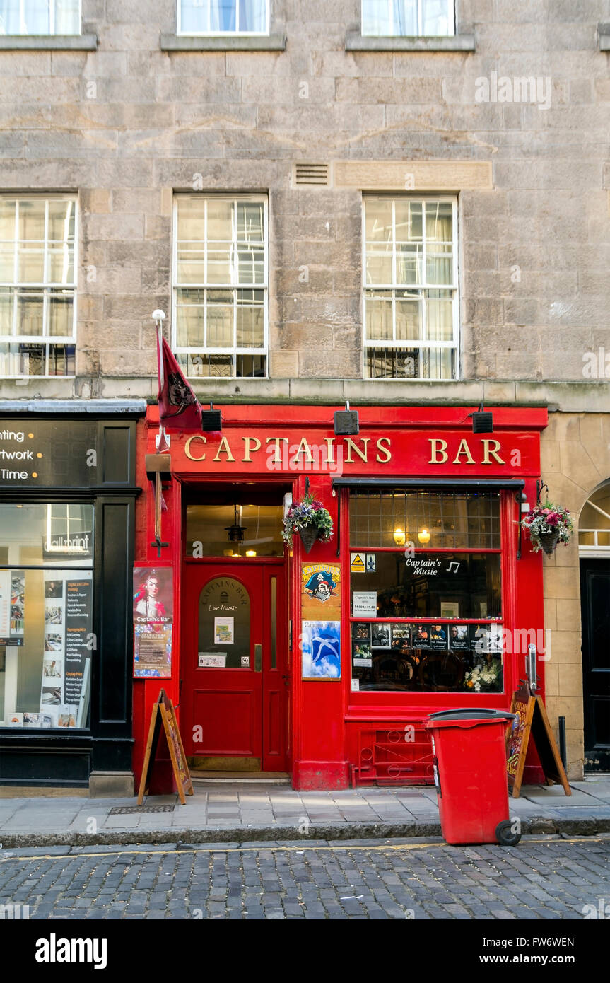 The Captain's bar public house in South College Street, Edinburgh is right next to the University's Old College. Stock Photo
