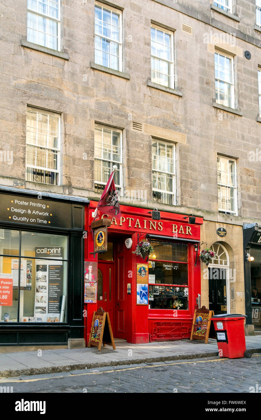 The Captain's bar public house in South College Street, Edinburgh is right next to the University's Old College. Stock Photo