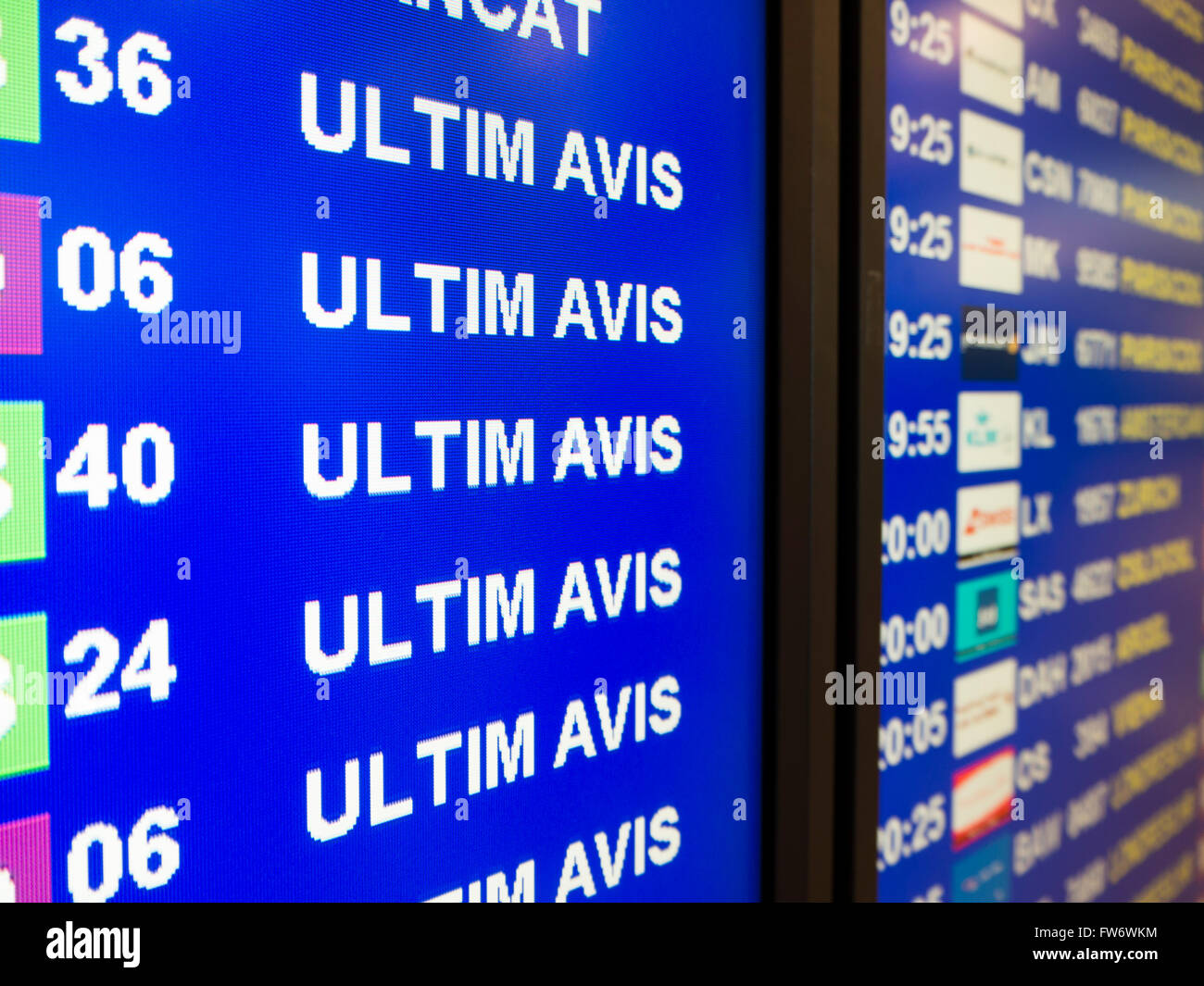 Electronic annunciator panel at an airport showing 'Ultim Avis' (Spanish for 'Last Call') for boarding Stock Photo