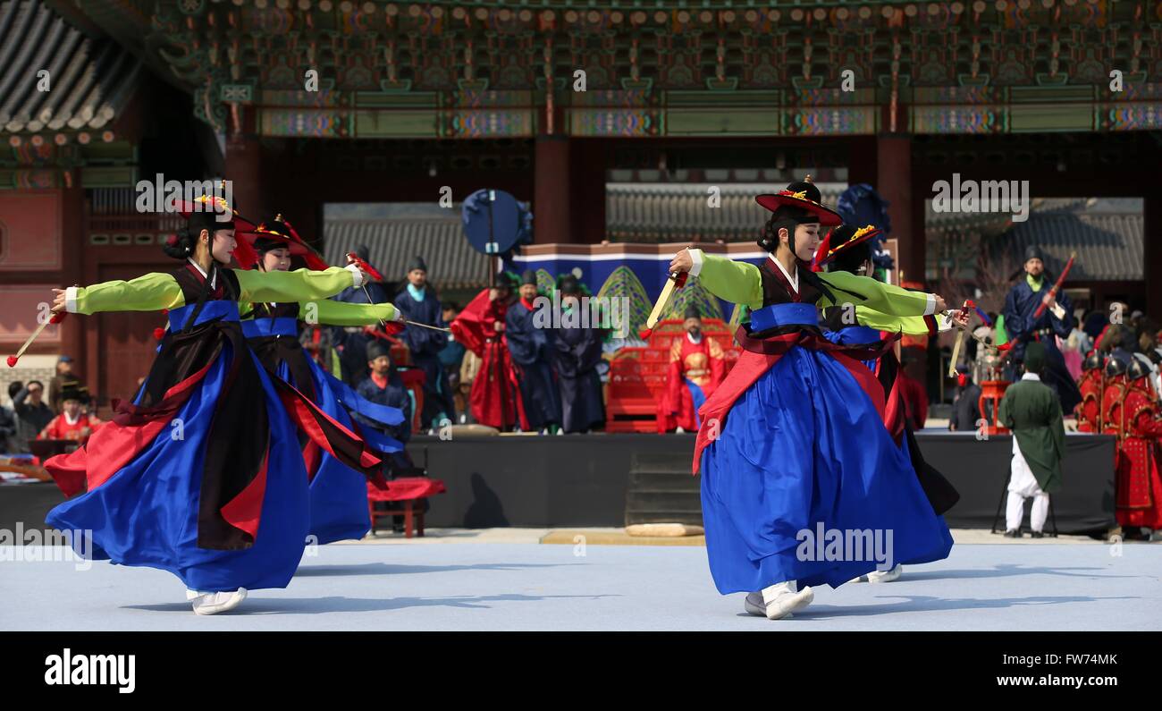 Performers wearing Joseon Dynasty traditional costume during the Gyeongbokgung Palace Royal Guard Appointment Ceremony March 27, 2016 in Jongno-gu, Seoul, South Korea. Stock Photo