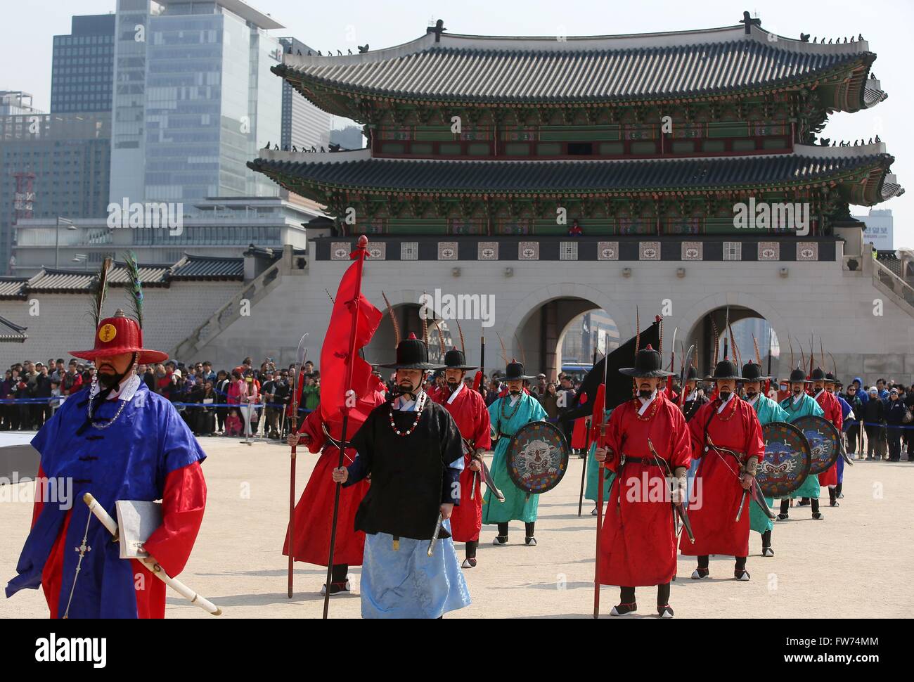 Performers wearing Joseon Dynasty traditional costume during the Gyeongbokgung Palace Royal Guard Appointment Ceremony March 27, 2016 in Jongno-gu, Seoul, South Korea. Stock Photo