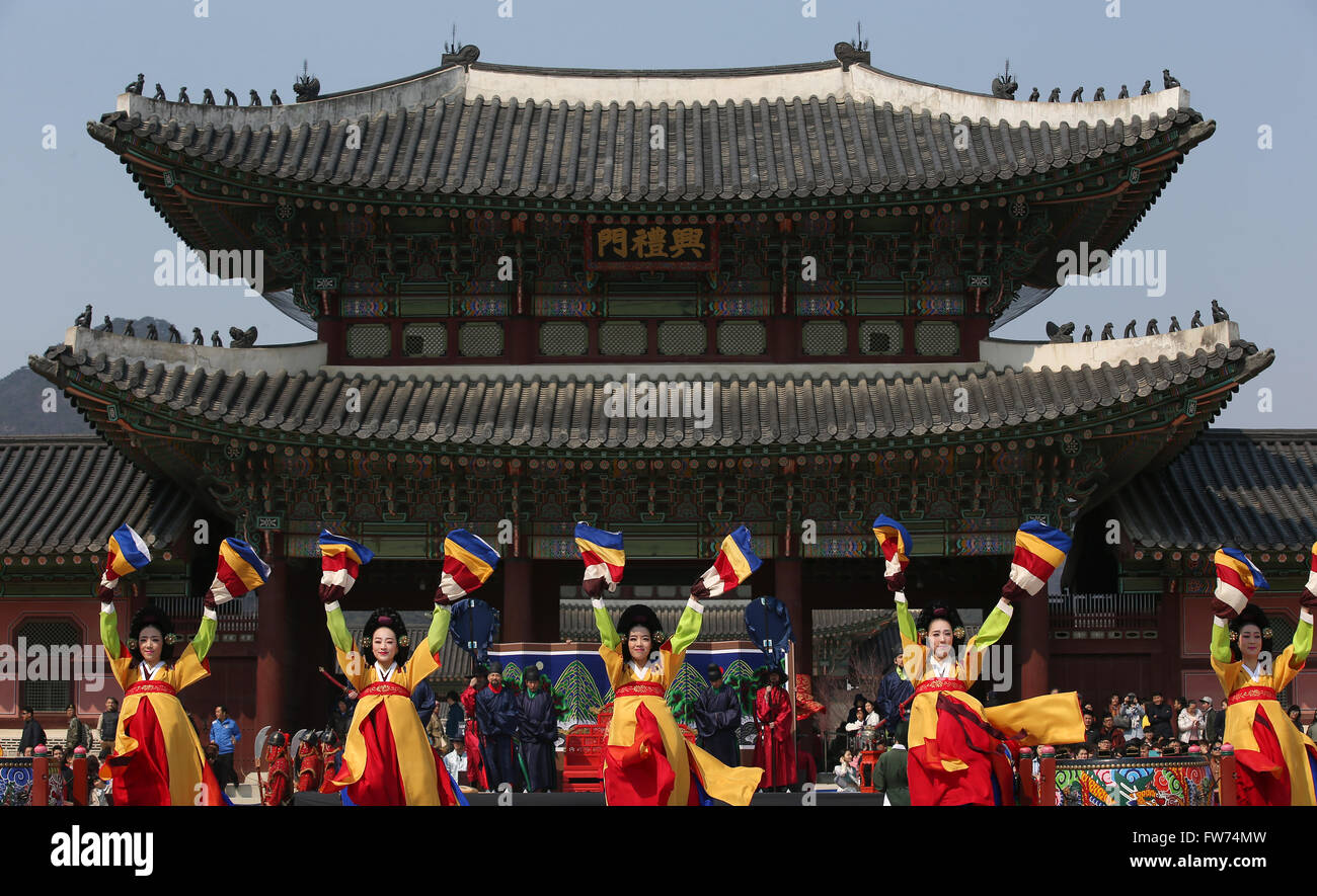 Performers wearing Joseon Dynasty traditional costume during the Gyeongbokgung Palace Royal Guard Appointment Ceremony March 27, 2016 in Jongno-gu, Seoul, South Korea. Stock Photo