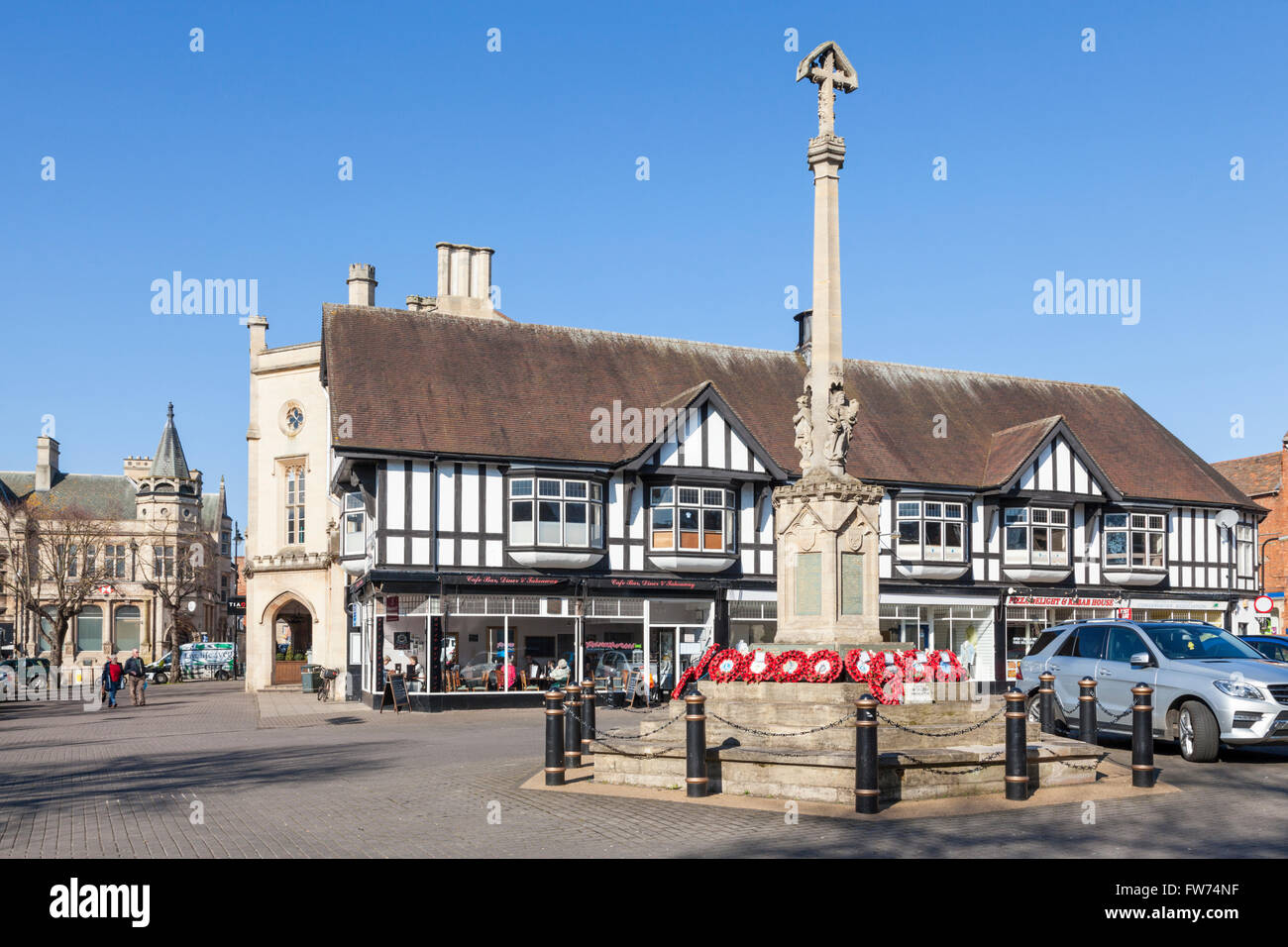 Sleaford town centre. The War Memorial and Market Place, Sleaford, Lincolnshire, England, UK Stock Photo