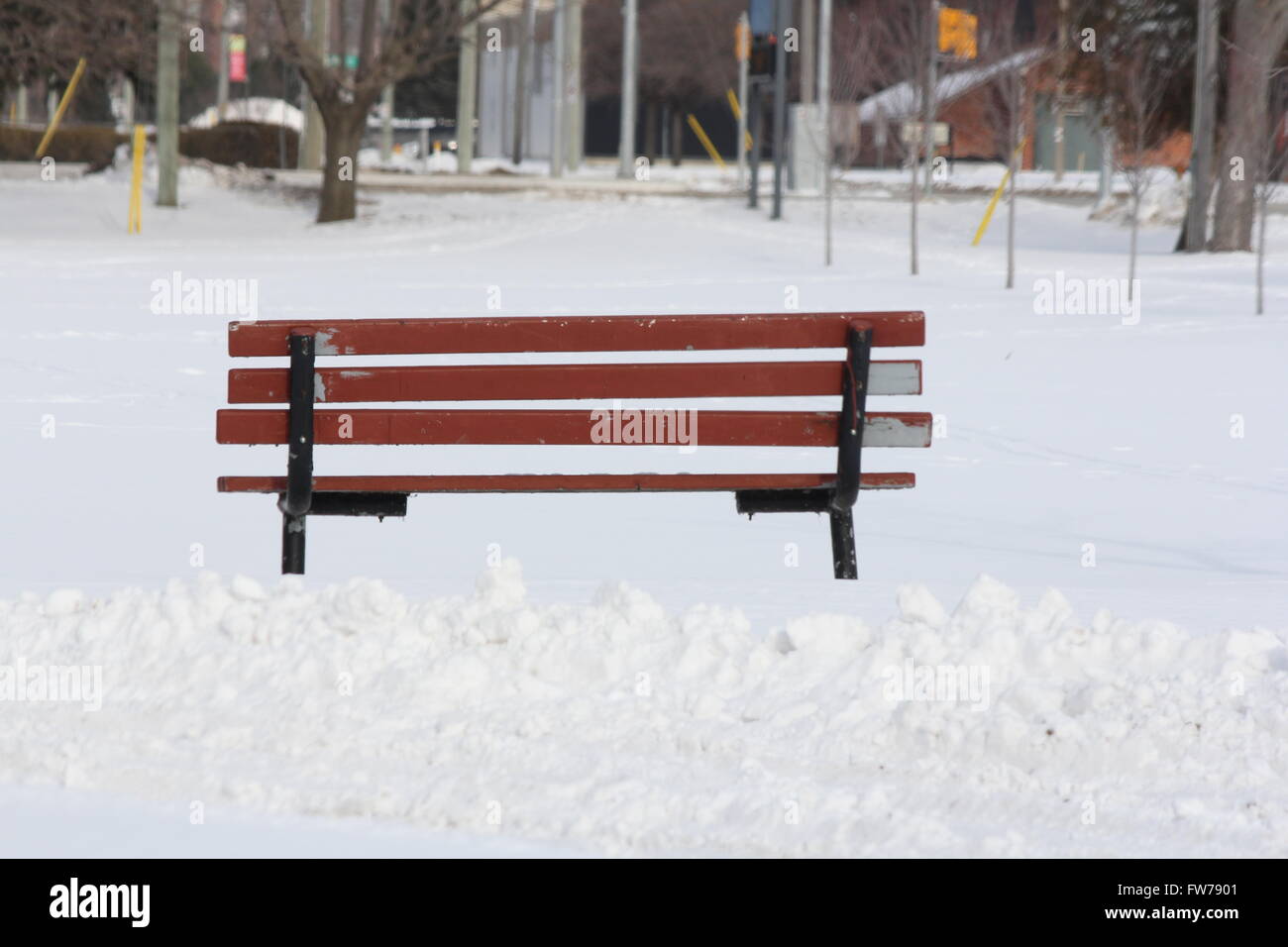 Vacant park bench in a snow filled park during the winter season Stock ...