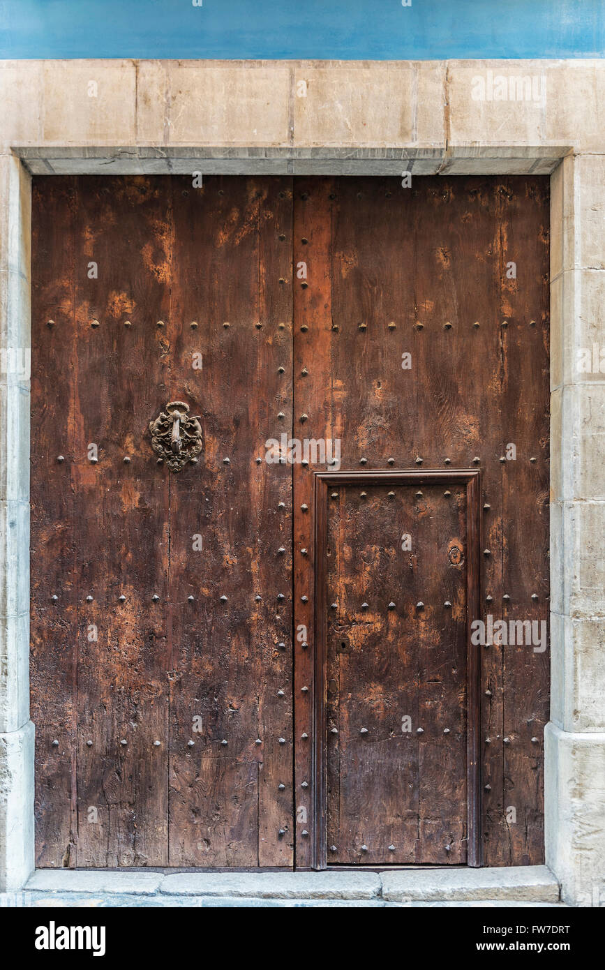 Closed old oak door hi-res stock photography and images - Alamy