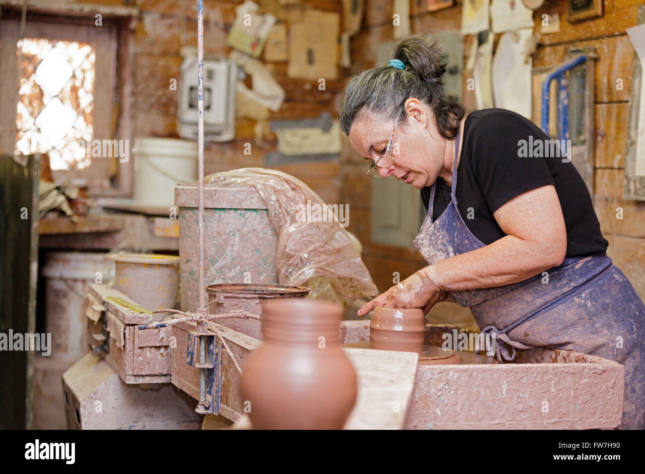 Potter Mary Farrell throws on the wheel, Seagrove, North Carolina, USA. Stock Photo