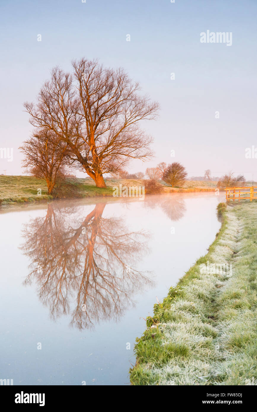 Willingham, Cambridgeshire, UK. 1st April, 2016. a cold, misty start to