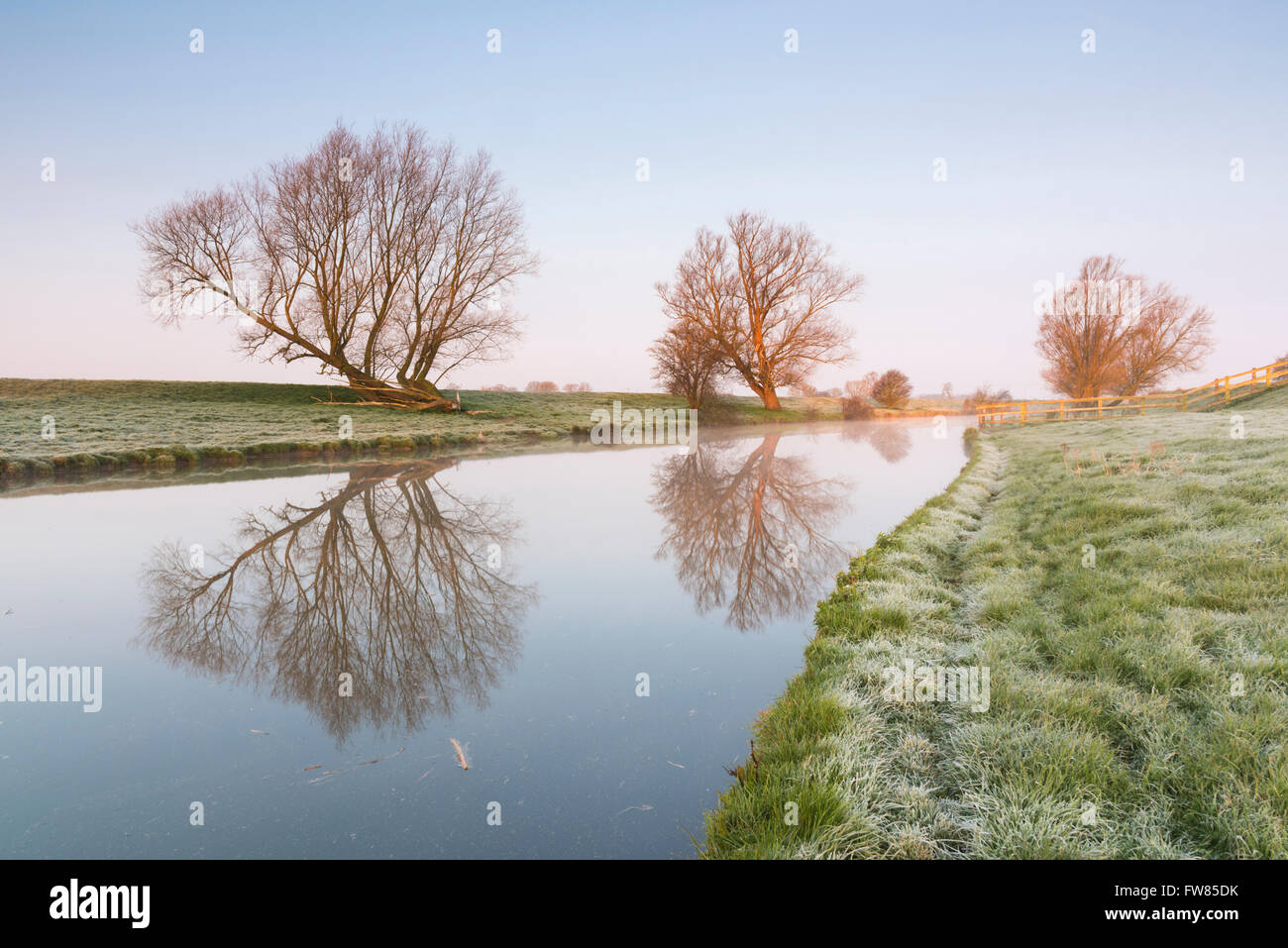 Willingham, Cambridgeshire, UK. 1st April, 2016. a cold, misty start to