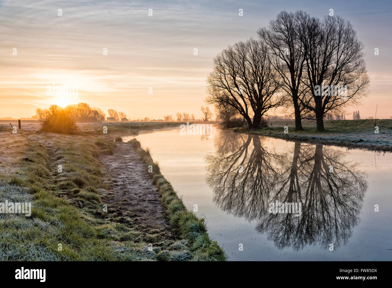 Willingham, Cambridgeshire, UK. 1st April, 2016. a cold, misty start to