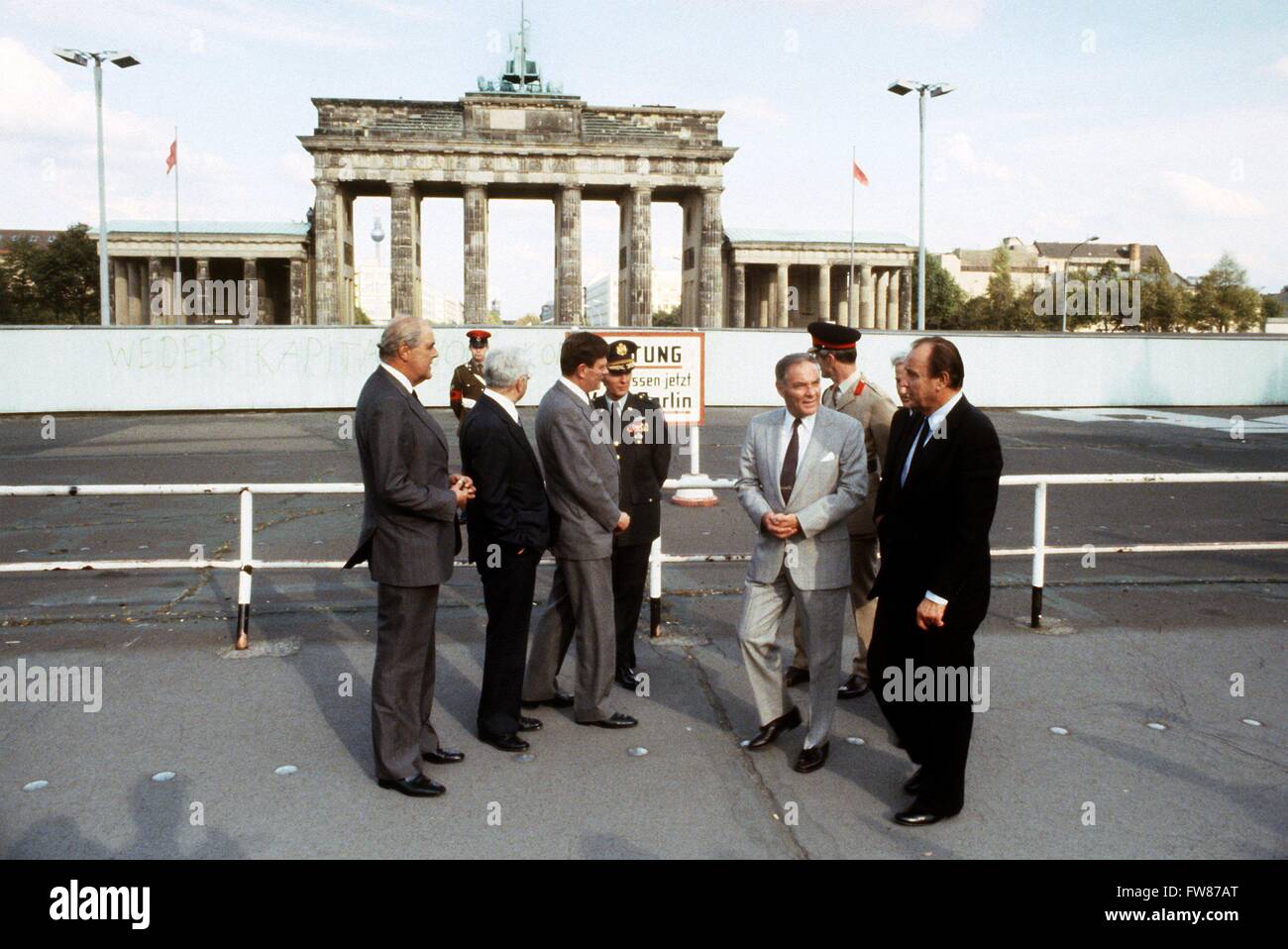 US general and politician Haig (2nd of right) and German foreign minister Hans-Dietrich Genscher (r) visit Brandenburg Gate on 13 September 1981. Stock Photo