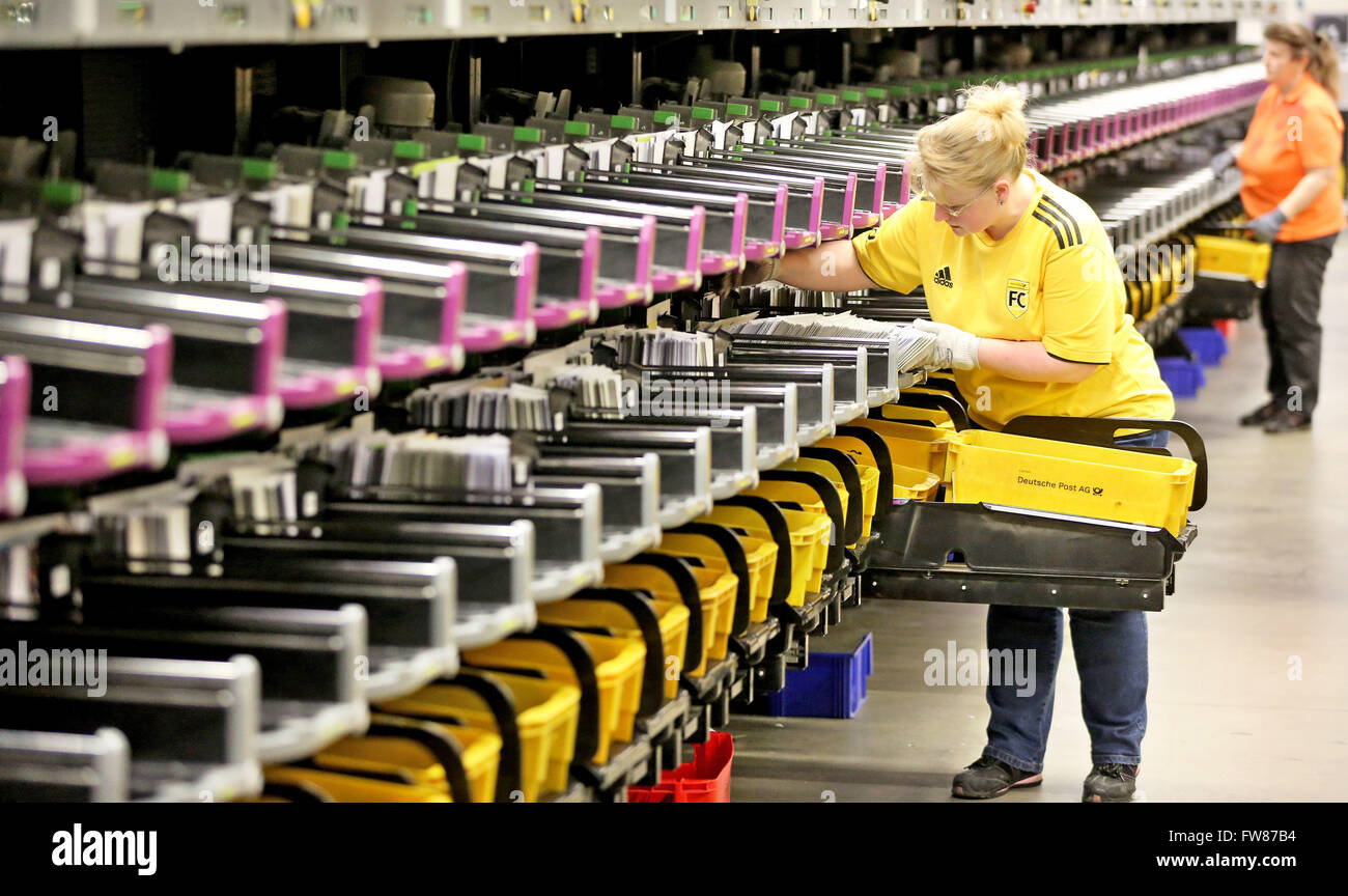 Leipzig, Germany. 31st Mar, 2015. Deutsche Post employees work at a sorting machine in the mail center in Leipzig, Germany, 31 March 2015. The largest mail center in Saxony, with 450 employees, opened on 01 April 1996. A good 7 billion letters have been handled here in the last 20 years. Photo: Jan Woitas/ZB/dpa/Alamy Live News Stock Photo