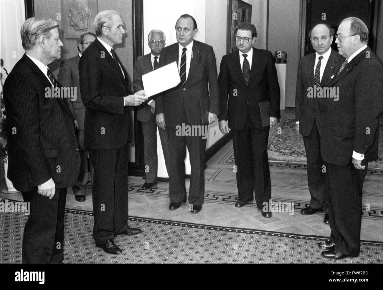 German president Karl Carstens (2nd of left) hands over the certificates of discharge to the withdrawn FDP ministers (r-l) Josef Ertl, Otto Graf Lambsdorff, Gerhart Baum and Hans-Dietrich Genscher in German chancellor Helmut Schmidt's (l) attendance. The FDP ministers' withdrawal overthrew the SPD minority government. Stock Photo