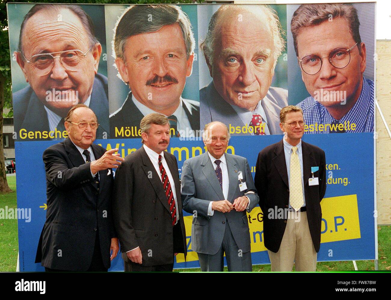 FDP honorary chairman Hans-Dietrich Genscher, FDP chairman of North-Rhine Westphalia Jürgen Möllemann, FDP honorary chairman Otto Graf Lambsdorff and FDP general secretary Guido Westerwelle shortly before the beginning of the FDP special party conference in Bonn on 29 August 1998. Stock Photo