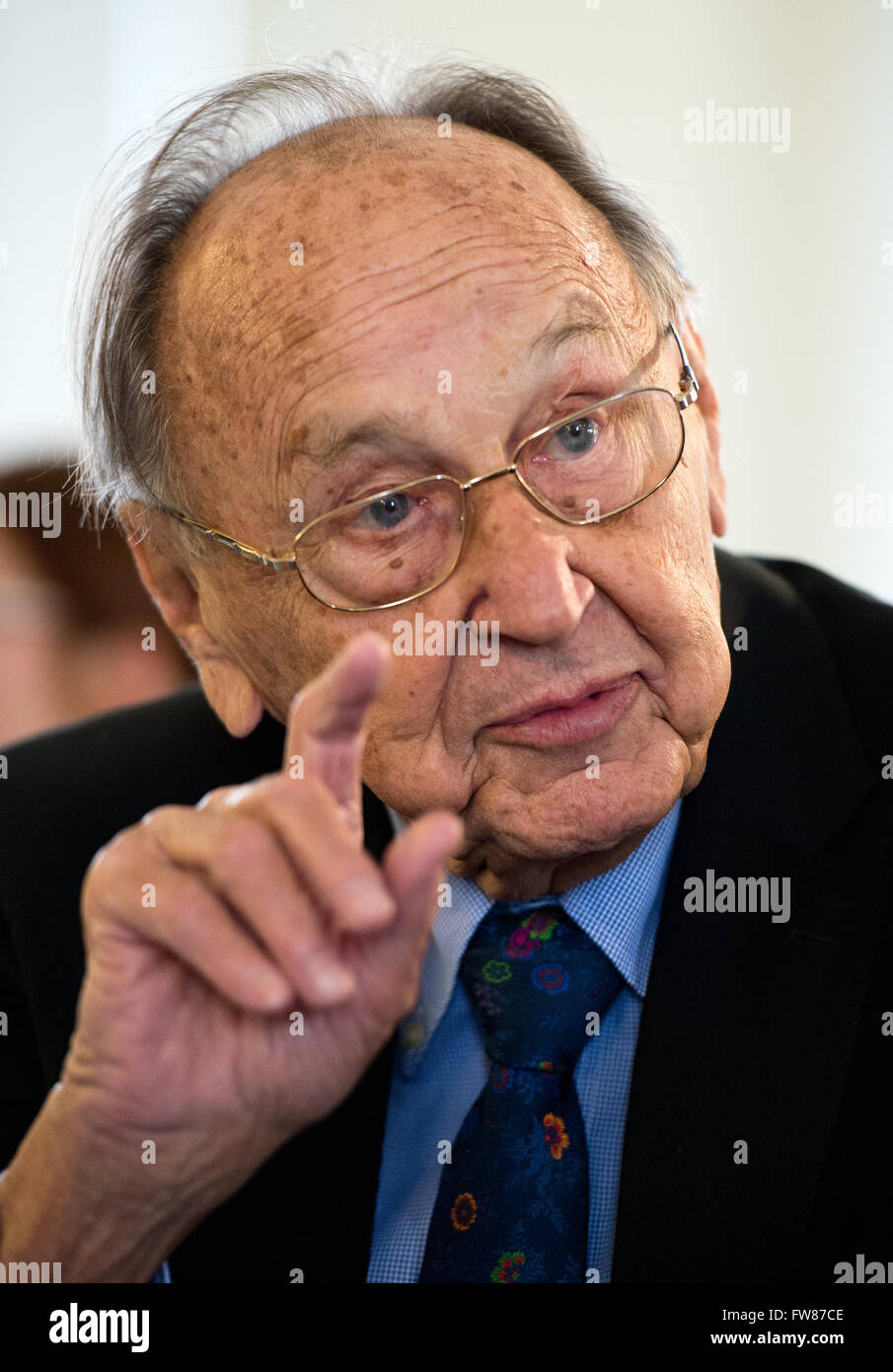 Former foreign minister Hans-Dietrich Genscher at the awarding ceremony ...